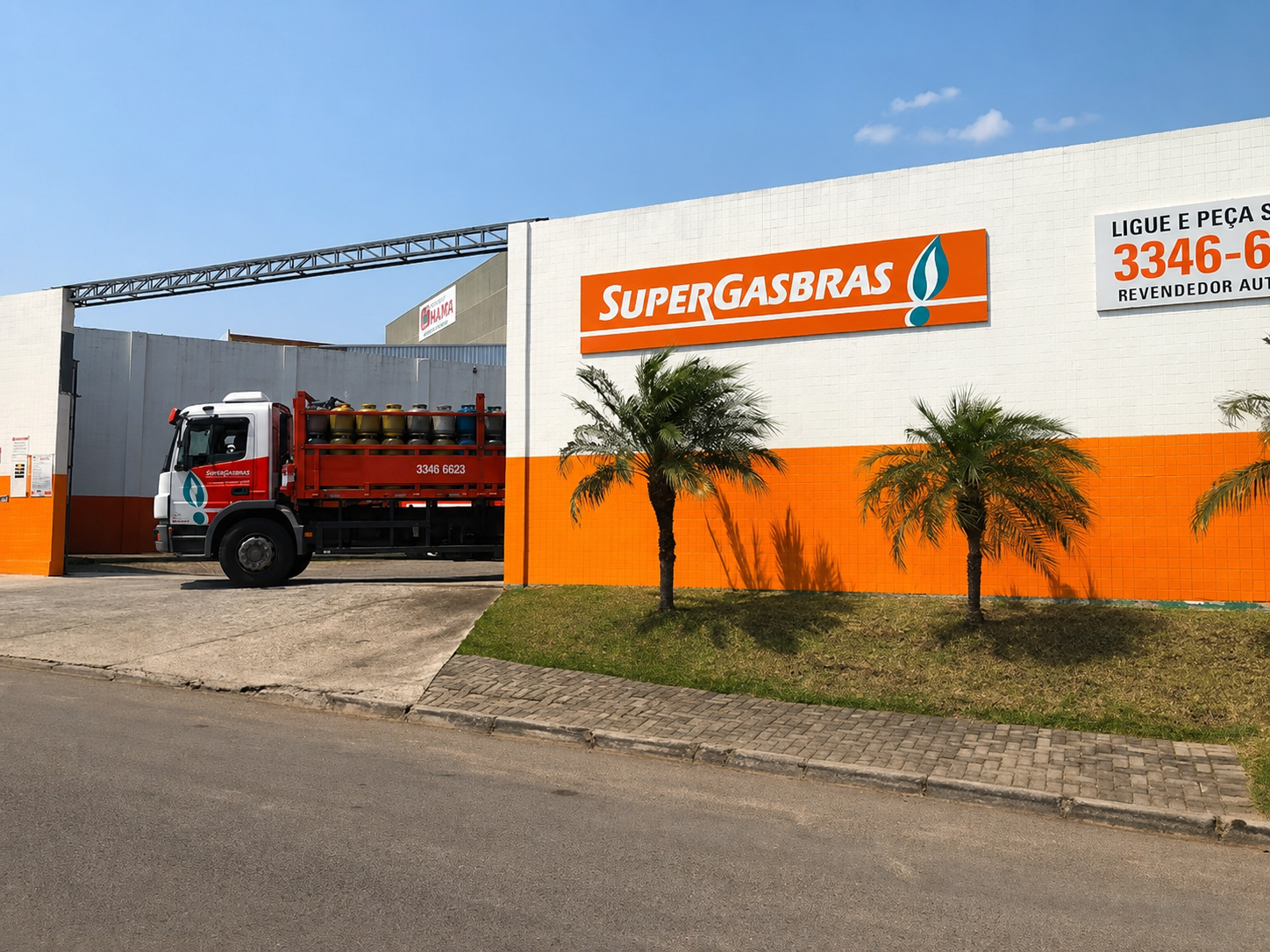 Caminhão de entrega de gás da Gás Master Distribuidora em Curitiba